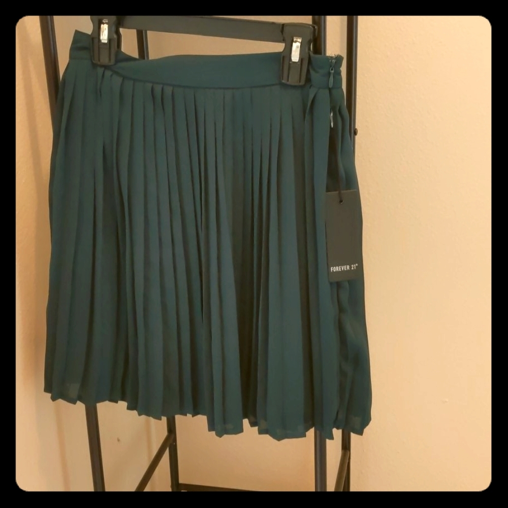 NWT Green pleated skirt